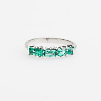 RING, 18K vitguld med smaragder.