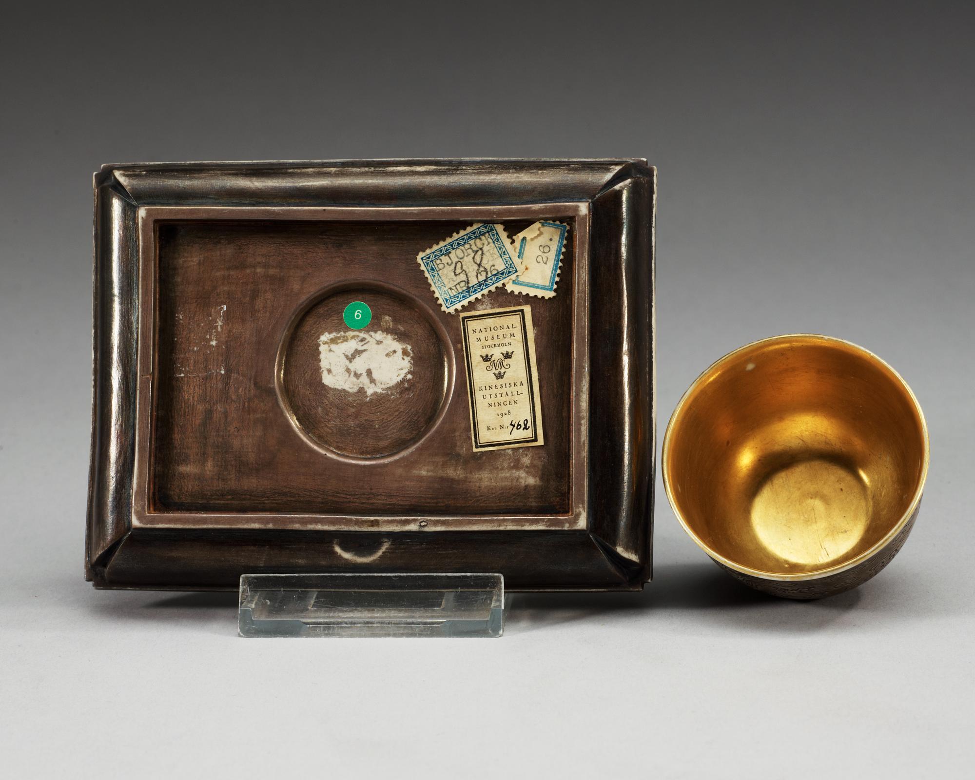 CEREMONIELL KOPP med BRICKA, biskviporslin. Qing dynastin. Med fyra karaktärers märke Hongzhi nian zhi (1488-1505).