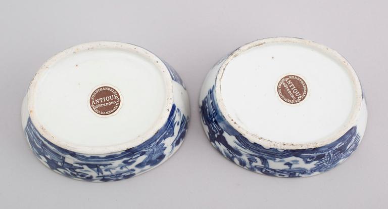 SMÖRASKAR med LOCK och FAT, ett par, kompaniporslin. Kina, 1800-tal.