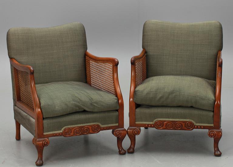 FÅTÖLJER, ett par, Chippendalestil, 1900-tal.