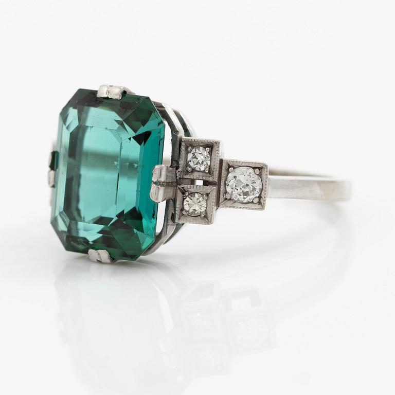 Ring 18K vitguld med en fasettslipad turmalin.