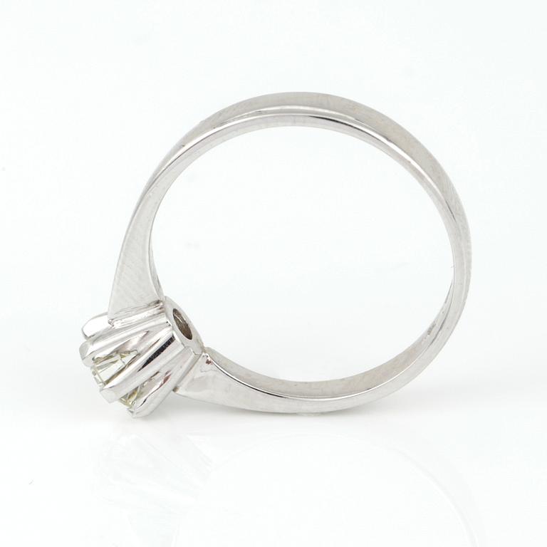 RING, 18K vitguld med briljantslipad diamant, ca 0,54 ct. Vikt 3,83 g.