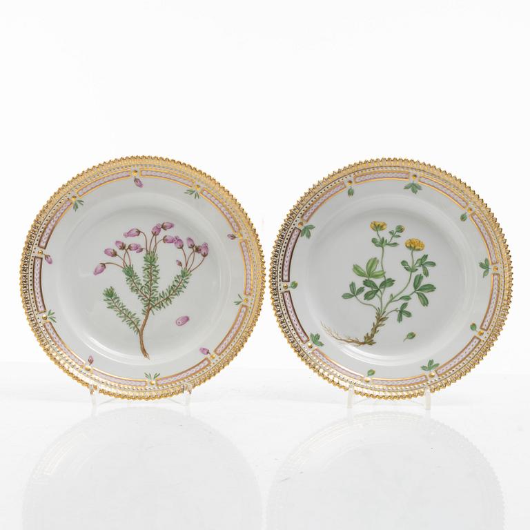 Assietter, fyra stycken samt små fat, två stycken, porslin. 'Flora Danica', Royal Copenhagen, Danmark, 1900-tal.