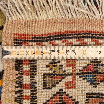 Gallerimatta antik Meshkin , nordvästra Persien, ca 343 x 117 cm.