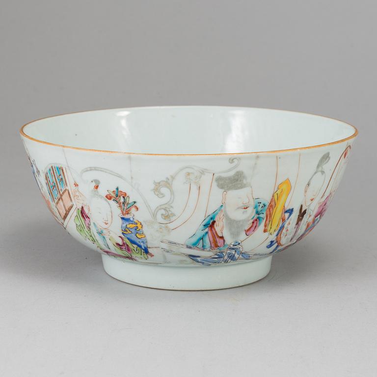 A famille rose mandarin bowl, Qing dynasty, Qianlong (1736-95).