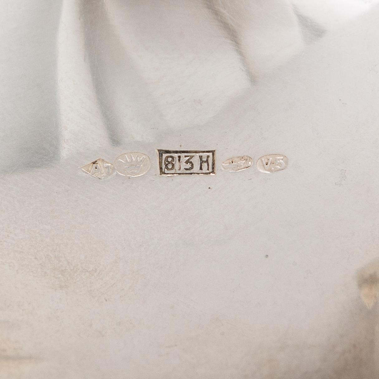 Ströare och senapsburk, silver, kontrollstämplad A. Tillander, Helsingfors 1926.