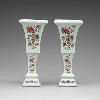 A pair of temple vases, Qianlong / Jaiqing.