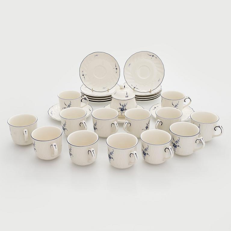 A porcelain service, 31 pieces, "Vieux Luxembourg", Germany, later half of the 20th century.
