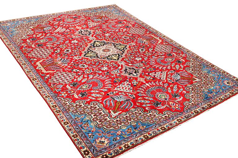 A Kashan carpet, c. 350 x 224 cm.