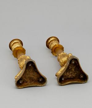 LJUSSTAKAR, ett par, mässing, senempire, 1800/1900-tal.