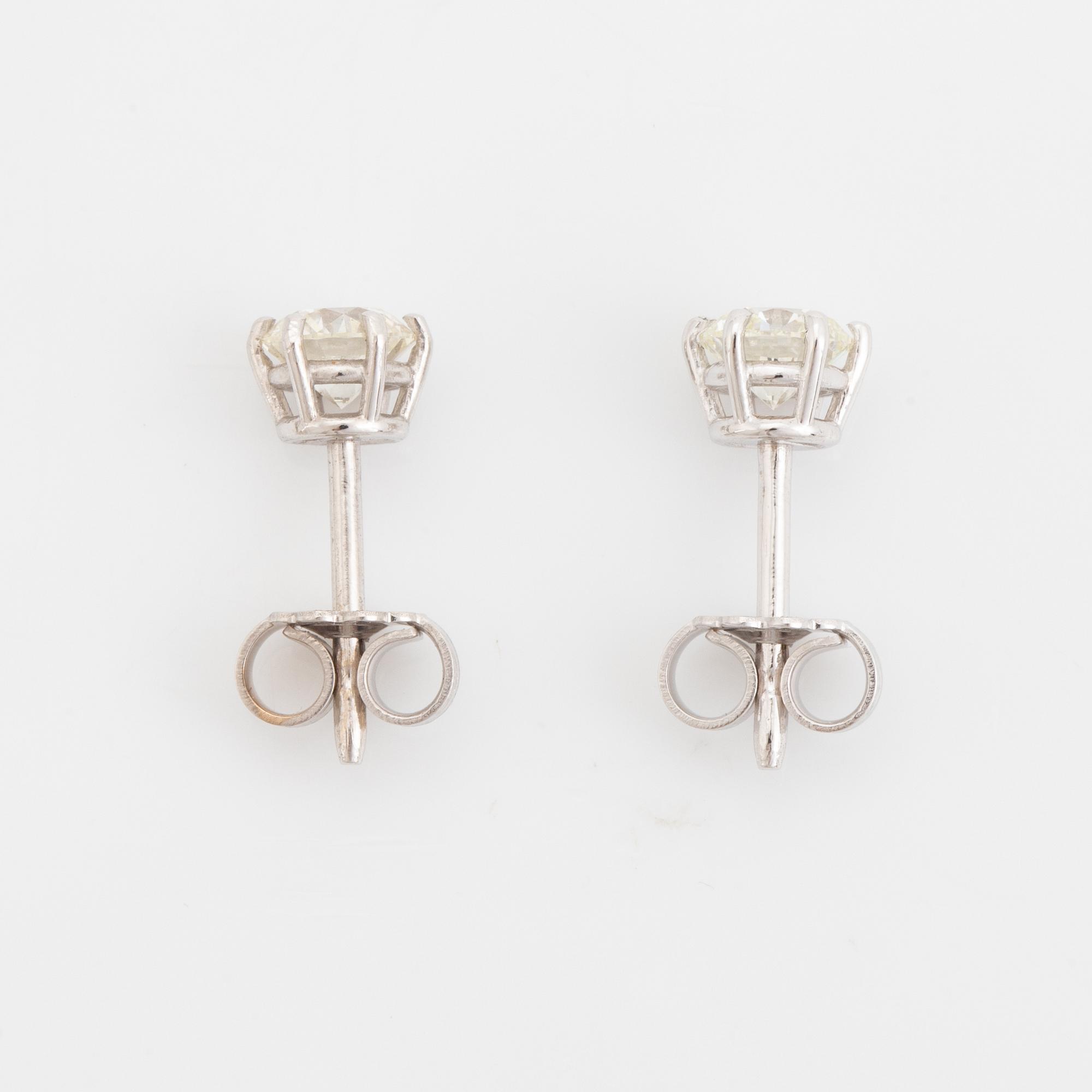 Brilliant cut diamond stud earrings, with GIA dossier.