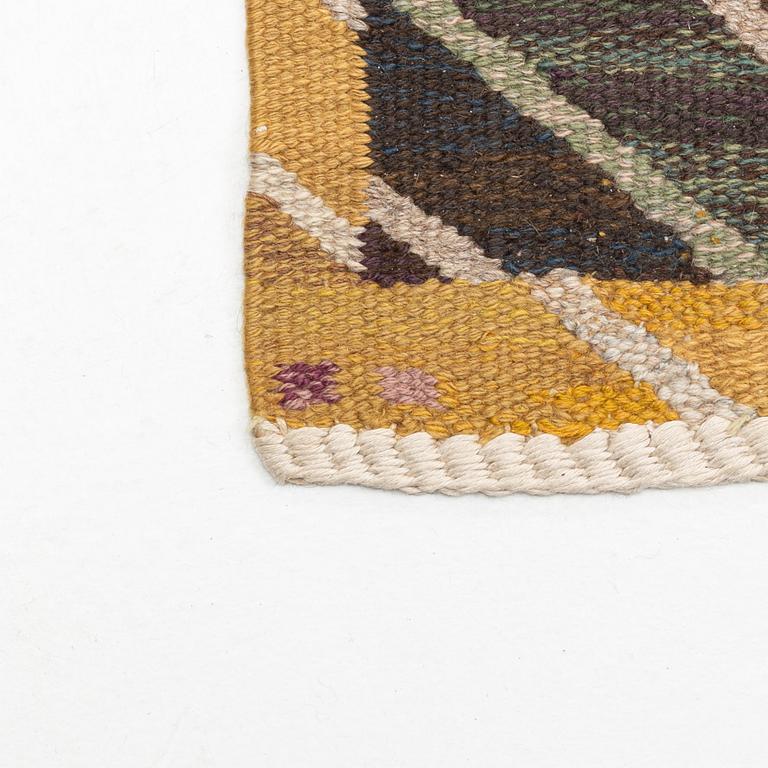 Marianne Richter, a carpet, "Strålar, gul", tapestry weave, ca 303 x 207 cm, signed AB MMF MR.