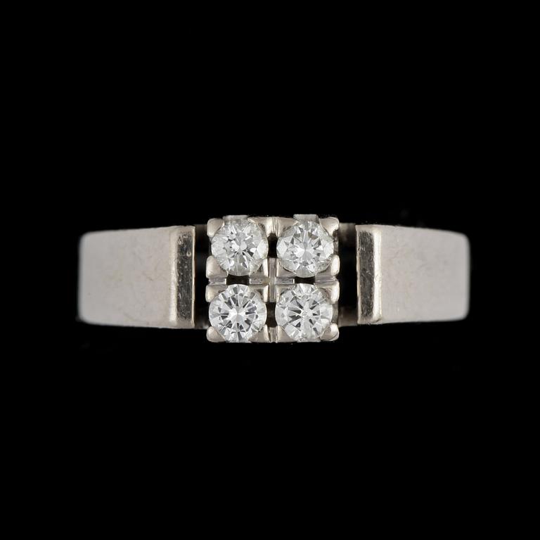 RING, 18k vitguld med 4 briljantslipade diamanter, enligt gravyr 0,24 ct. Vikt ca 4 gram.