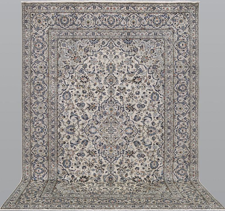 A Kashan carpet, ca 346 x 242 cm.