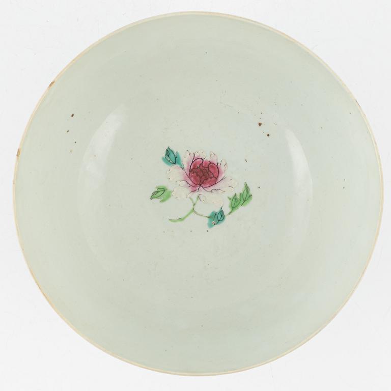 A famille rose bowl, Qing dynasty, Qianlong (1736-95).