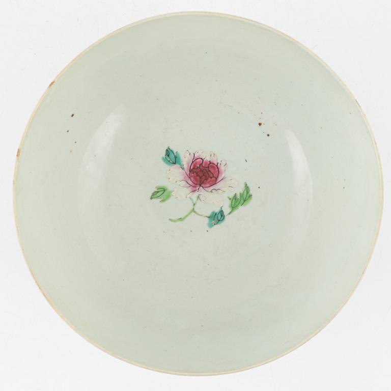 A famille rose bowl, Qing dynasty, Qianlong (1736-95).