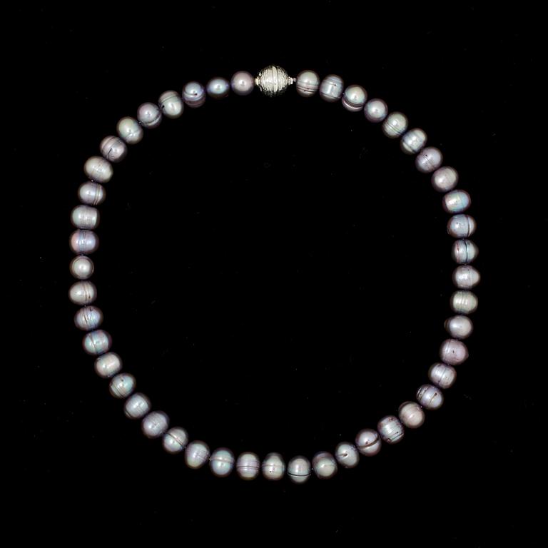 PÄRLCOLLIER, sötvattenspärlor med lås i 18k vitguld. Design Per Borup.