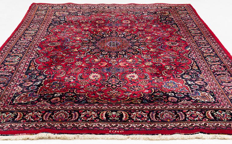 A Meshad carpet, ca 410 x 290 cm.