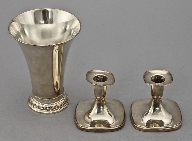 VAS samt ljusstakar, ett par, silver, 1900-tal. Vasens vikt 170 g.