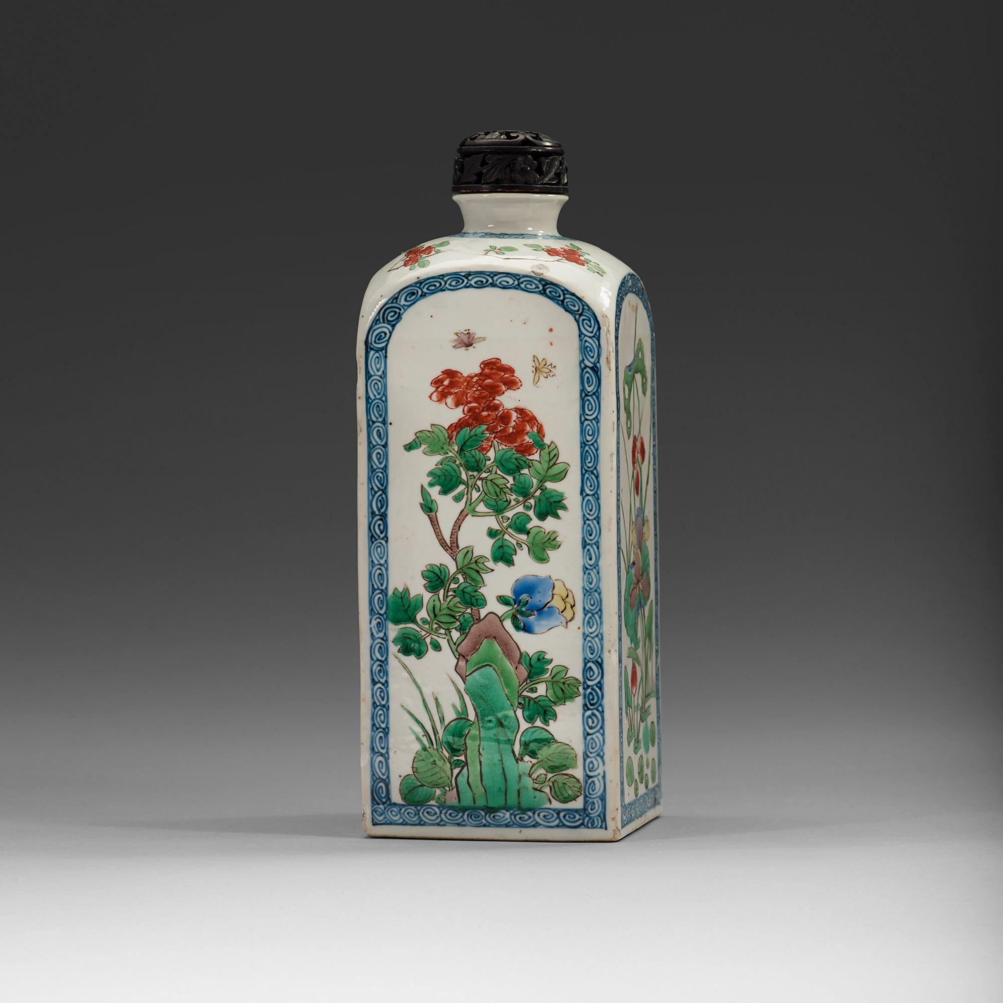 A square famille verte bottle, Qing dynasty, Kangxi (1662-1722).