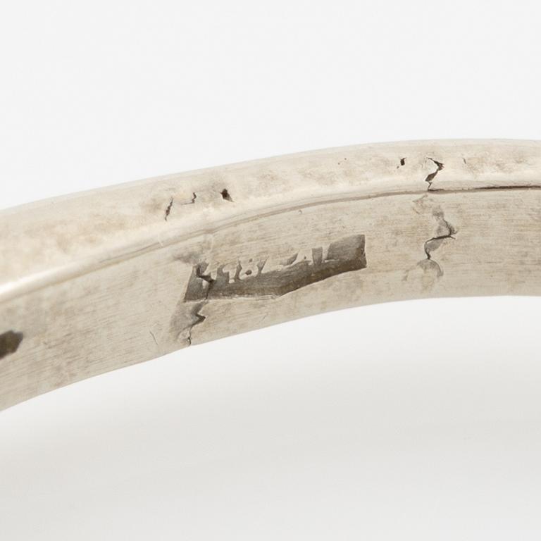 Ring, 18K white gold with brilliant-cut diamond.