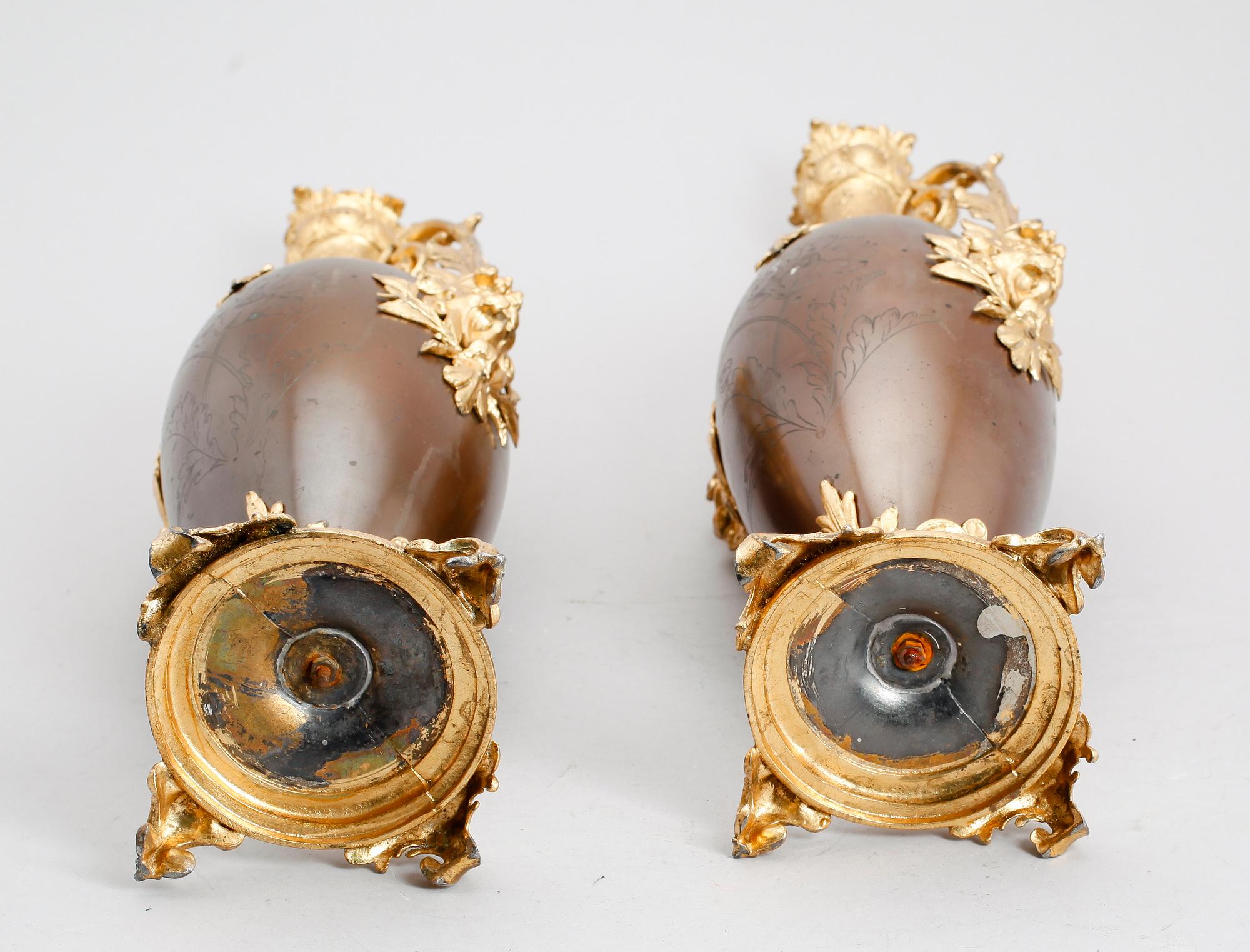 VASER, 1 par, förgylld och patinerad metall, rokokostil, sekelskiftet 1900.