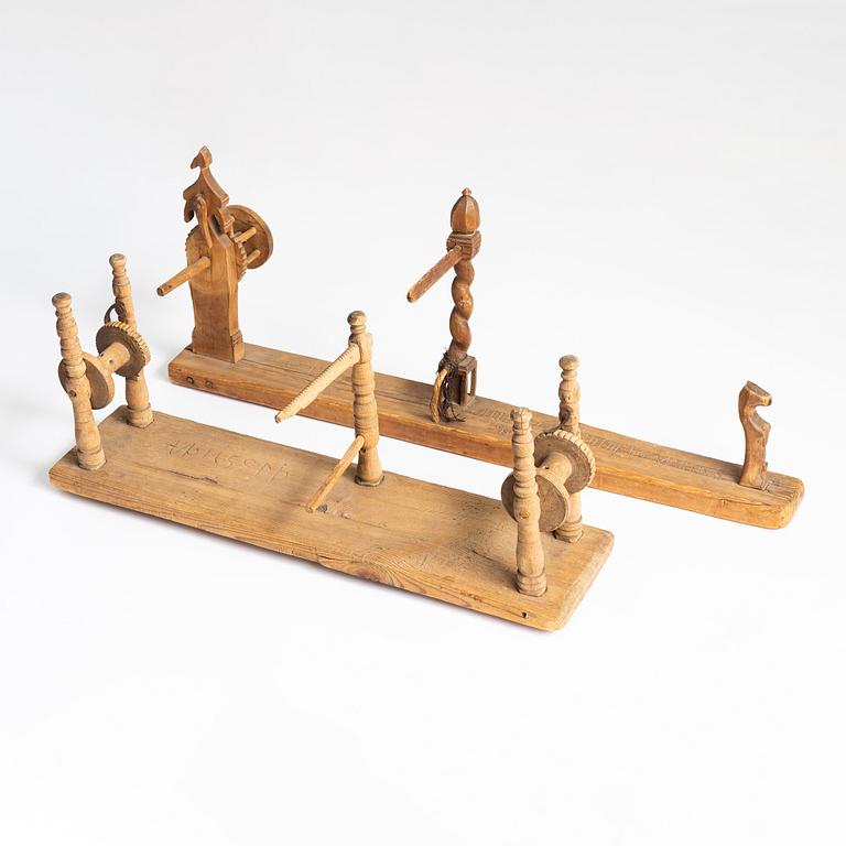 Bandvävstolar, två stycken, Sverige, daterade 1759.