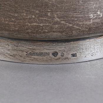 MUGGAR, ett par, silver, CG Hallberg, Stockholm 1897. Tot ca 956 gram.