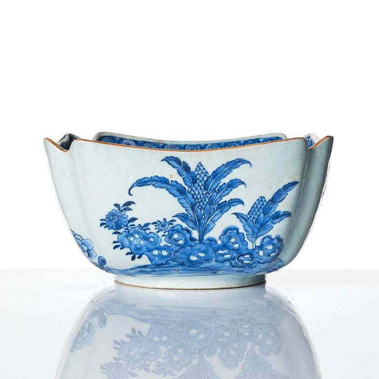 A blue and white bowl, Qing dynasty, Qianlong (1736-95).