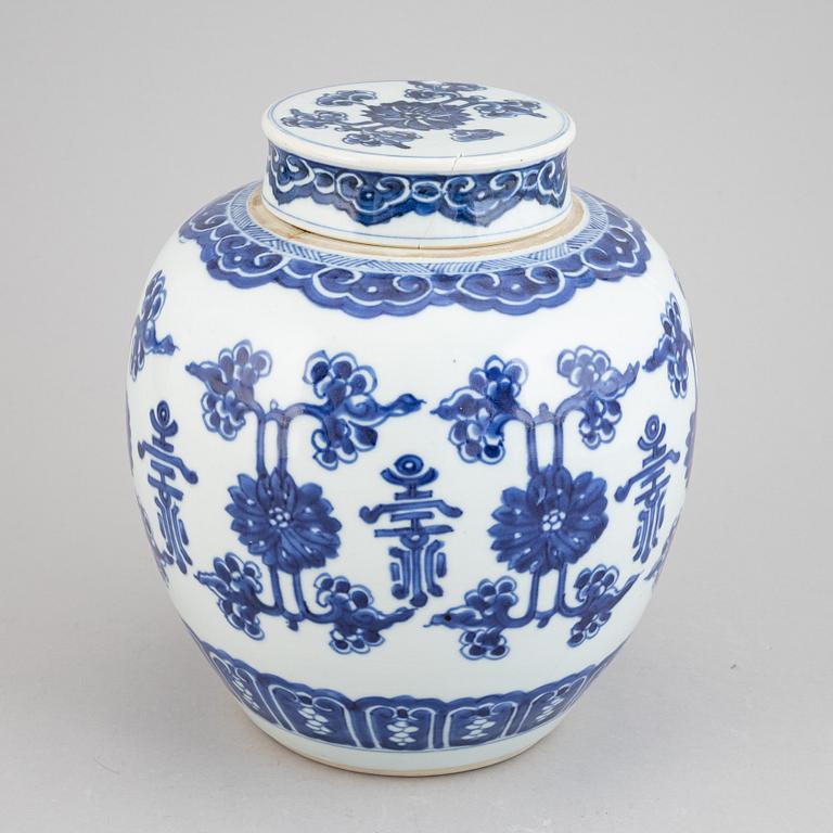 A chinese blue and white porcelain ginger jar, Qing dynasty, 18/19th century.