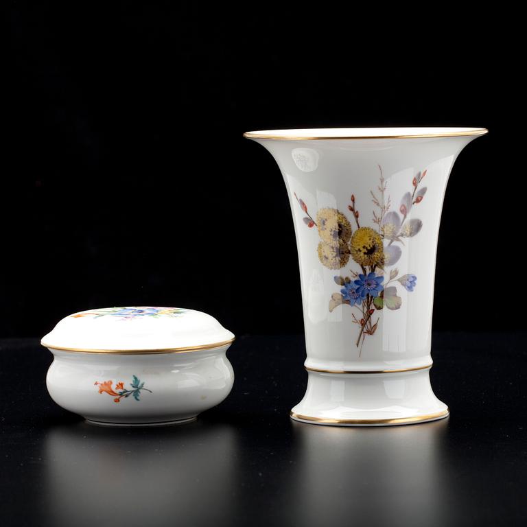 VAS OCH DOSA, porslin, Meissen, Tyskland 1900-talets första hälft.