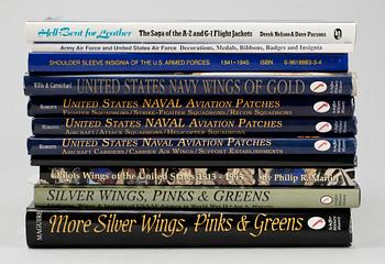FACKLITTERATUR, 11 band, amerikanska militära utmärkelser och flygemblem.