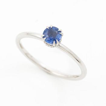 Ring 14K white gold with a sapphire and small brilliant-cut diamonds.