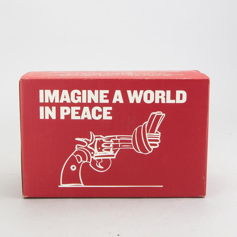 Carl Fredrik Reuterswärd,  Non-Violence Project Foundation skulptur 2015.