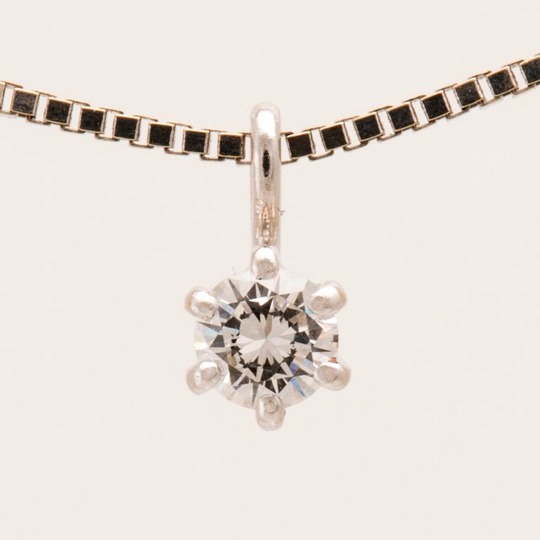 An 18K white gold necklace set with a round brilliant-cut diamond.