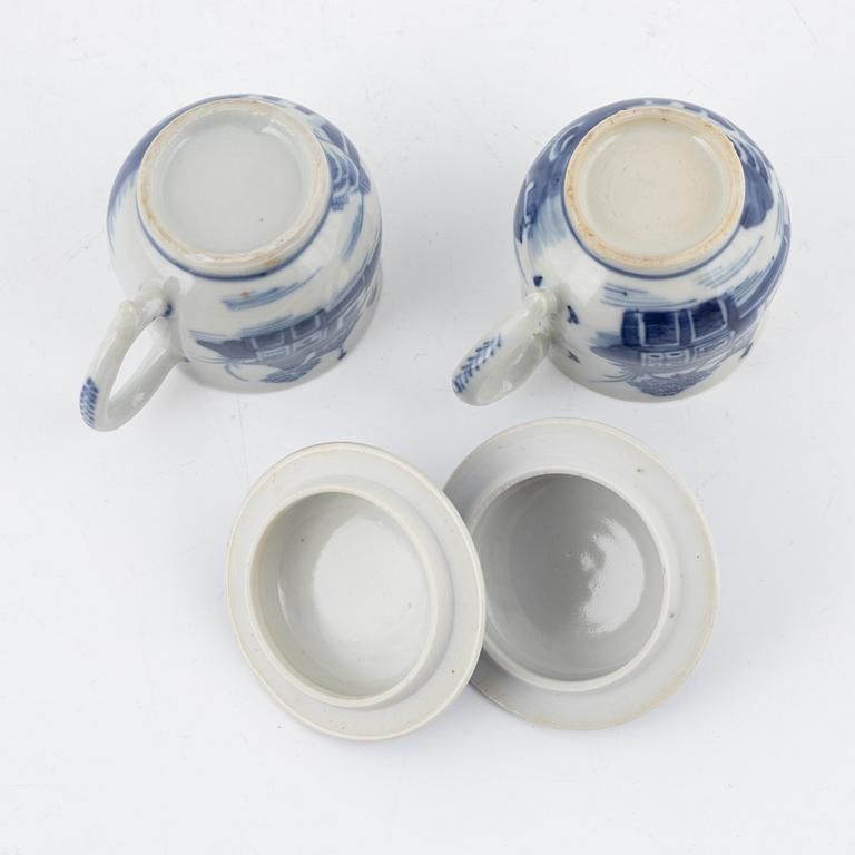 A blue and white terrine with cover and stand, Qianlong (1736-95) and two blue and white custard cups, 19th century.