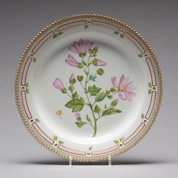 A set of three 'Flora Danica' Royal Copenhagen dishes, 20th Century.