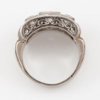 A platinum ring set with round brilliant and old-cut diamonds.