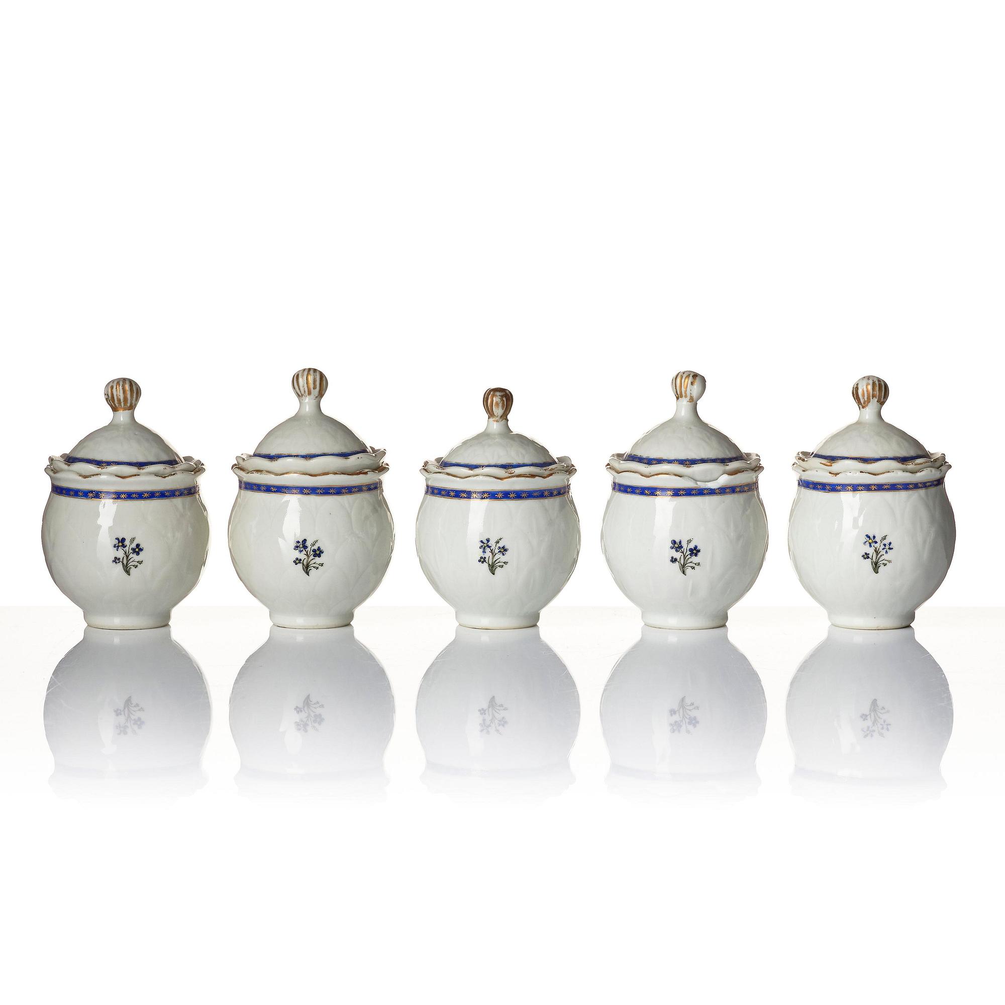 A set of 10 'European Subject' custard cups with covers and a coffeepot with cover, Qing dynasty, Jiaqing (1796-1820).