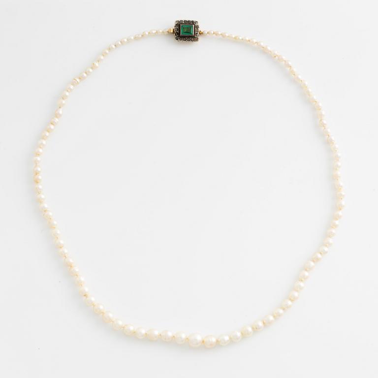 Pearl necklace, with graduated cultured pearls, clasp with emerald and rose-cut diamonds.