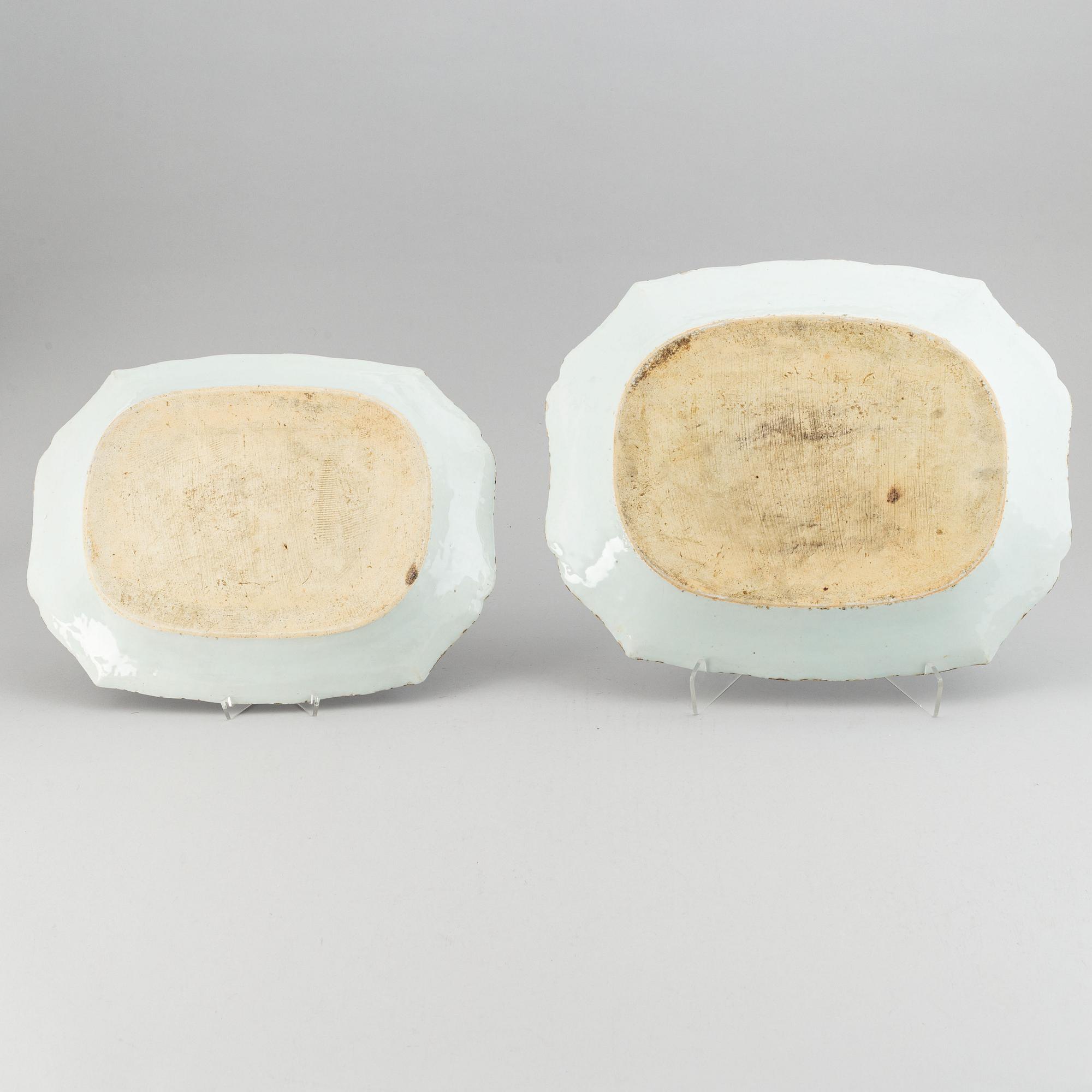 Stekfat, två stycken, kompaniporslin. Qingdynastin, Qianlong (1736-95).