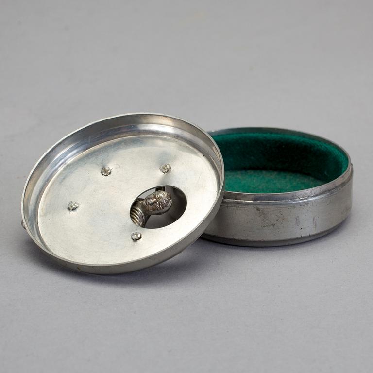 MANSCHETTKNAPPSASK, tenn, "Originell", Widerholm & Dahlberg, Eskilstuna, 1930-/40-tal.