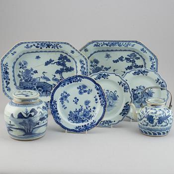 A group of 7 Chinese blue and white porcelain objects, 18-20th century.