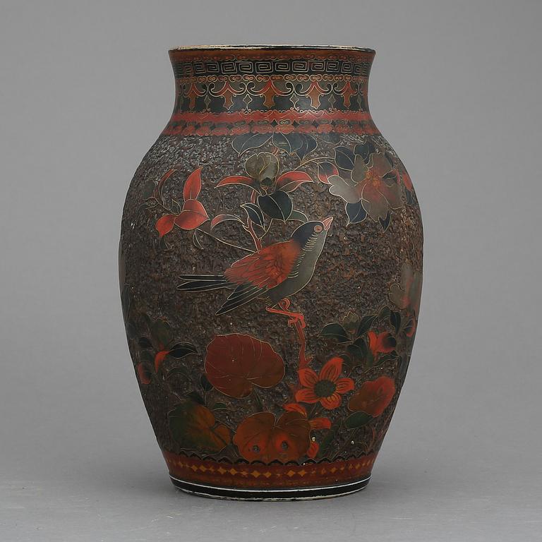 VAS, porslin och cloisonné, Japan, omkring 1900.
