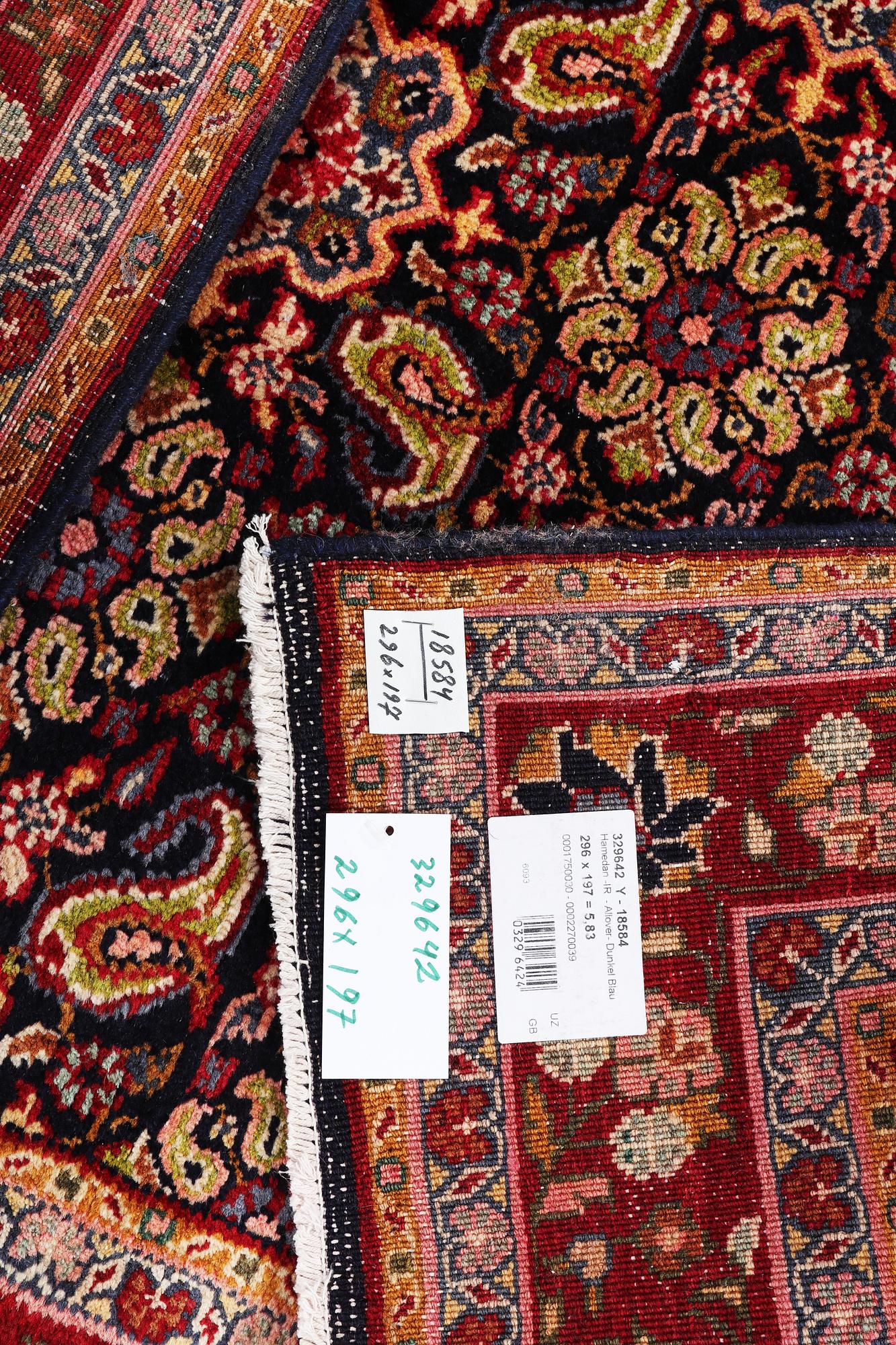 A Hamadan carpet, c. 296 x 197 cm.