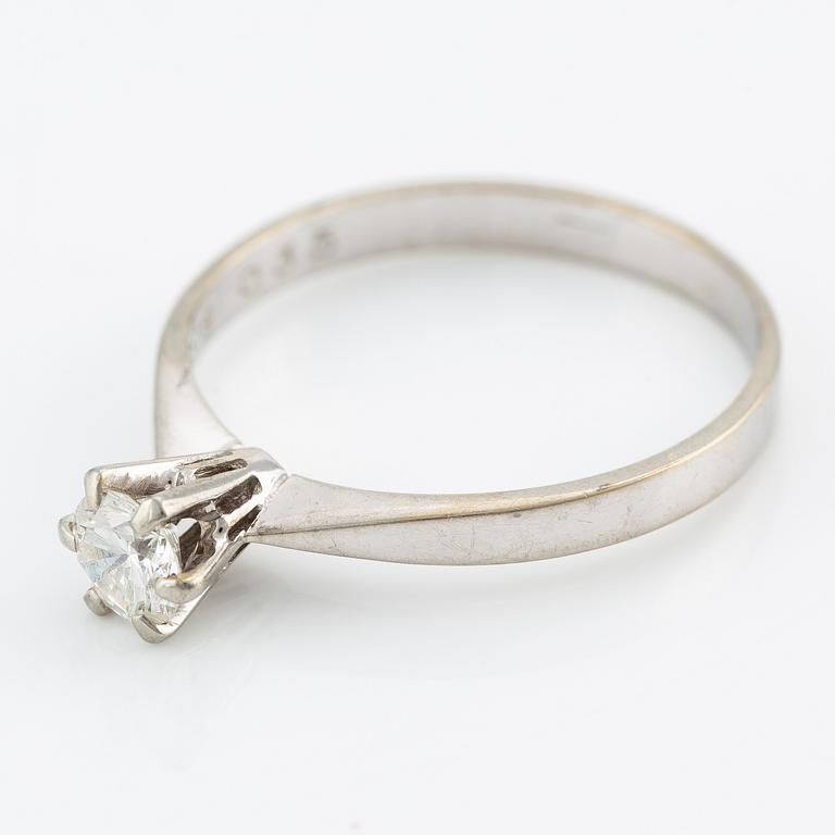 Ring, 18K vitguld med briljantslipad diamant 0.35 ct enligt gravyr.