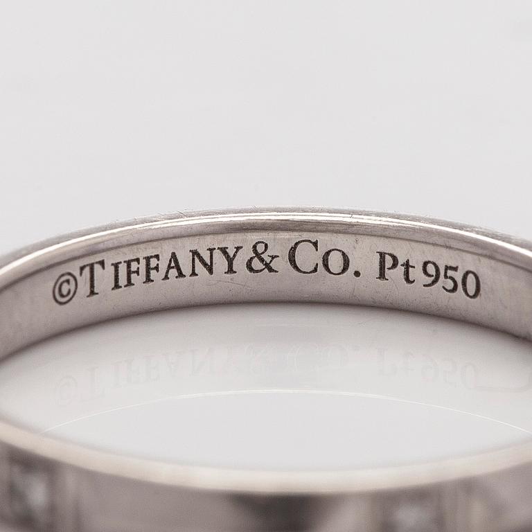 Tiffany & Co, sormus "True Band" platinaa ja briljanttihiottuja timantteja.