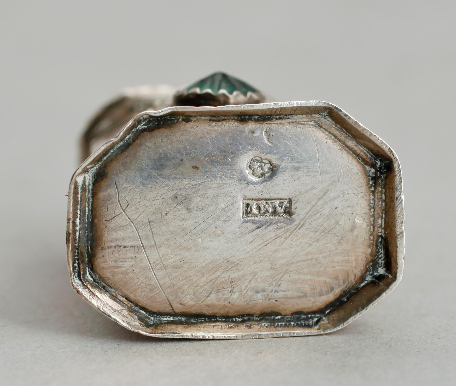 DOSA, silver, sannolikt Alexander Magnus Lundström, Visby 1803-1851. Vikt ca 23 g.