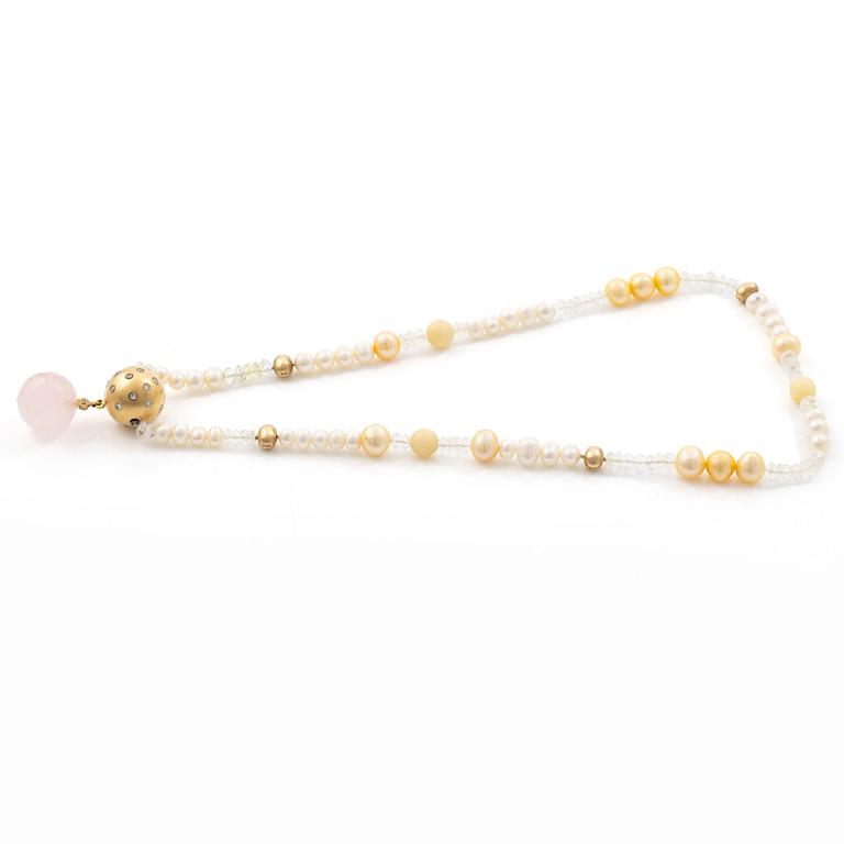 Ole Lynggaard clasp with pendant in 18K gold set with round brilliant-cut diamonds and rose quartz.