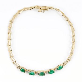 ARMBAND, med 5 smaragder tot ca 0,78 ct och 4 diamanter på guldkedja med chevronlänkar. Vikt 6,22 g.